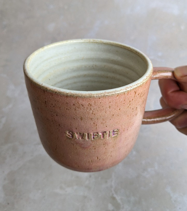 SWIFTIE mug in soft pink