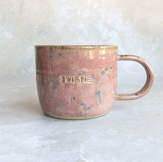 SWIFTIE mug in raspberry pink