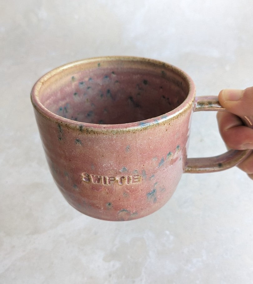 SWIFTIE mug in raspberry pink