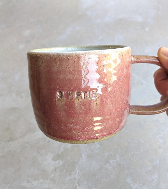 SWIFTIE mug in hot pink