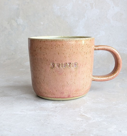 SWIFTIE mug in soft pink
