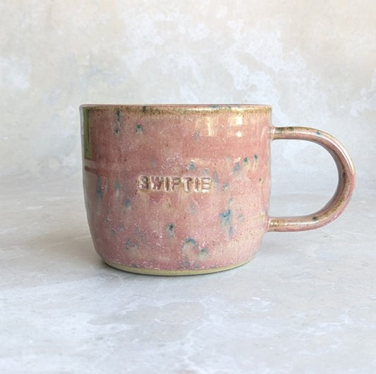 SWIFTIE mug in raspberry pink