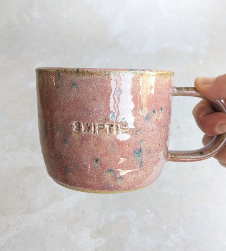 SWIFTIE mug in raspberry pink